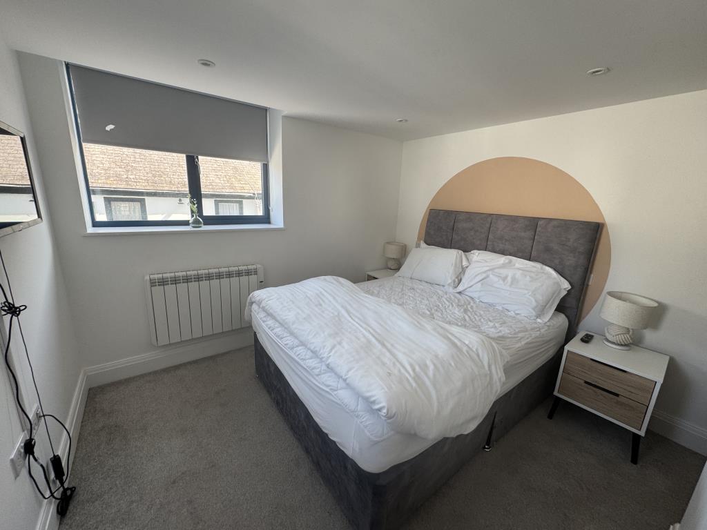 Lot: 67 - A WELL PRESENTED APARTMENT WITHIN CLOSE PROXIMITY TO TORQUAY HARBOUR - Bedroom one